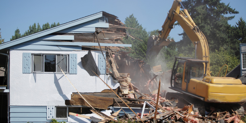 4 Reasons to Hire a Residential Demolition Team